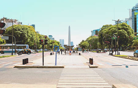 Escena callejera de la Avenida 9 de Julio con el Obelisco de Buenos Aires a distancia, Centro de Buenos Aires, Argentina