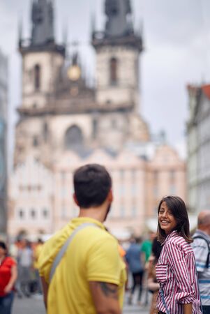 Mujer turista caminando por las calles de la ciudad en turismo de vacaciones.