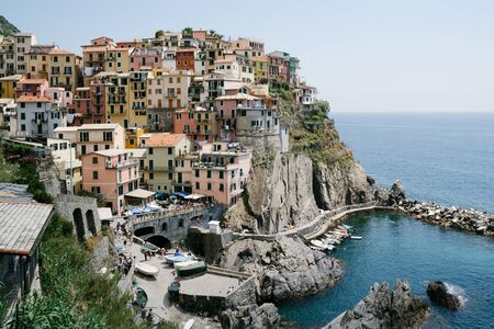 Città di Manarola nelle Cinque Terre, Italia in estate Archivio Fotografico