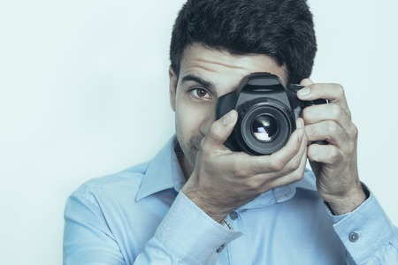 Fotograf patrząc przez wizjer aparatu