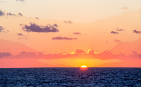 Amanecer rosado desde el ferry de Palermo a Génova en el mar Tirreno, regresando quizás en coche desde la fantástica Sicilia al continente después de las vacaciones Foto de archivo