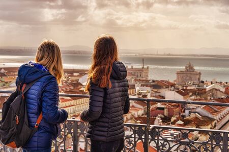 Turistas mirando la vista desde el Elevador de Santa Justa. Arco da Rua Augusta al fondo.