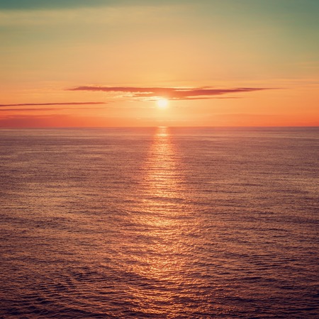 Pôr do sol aboove o Horizont oceano, reflexão na superfície da água Foto de archivo