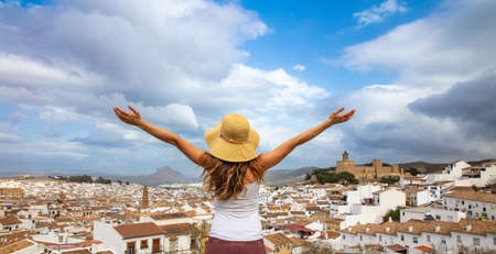 mujer brazos levantados disfrutando de la hermosa ciudad de Antequera- región de Málaga, España