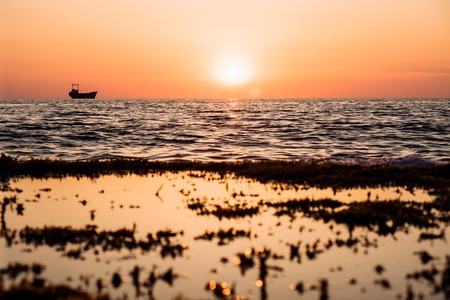 puesta de sol de velero en la playa en Chipre