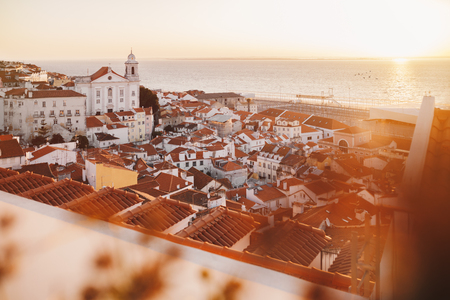 Salida Del Sol Sobre El Casco Antiguo De Lisboa Alfama - Portugal. Horizonte de la hora dorada de Lisboa. Salida del sol sobre el río Tajo. Vista desde el balcón del casco antiguo de Lisboa