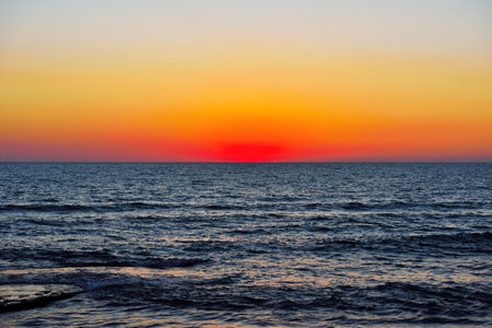 Puesta de sol sobre el mar punta seca Ragusa Sicilia Italia Foto de archivo