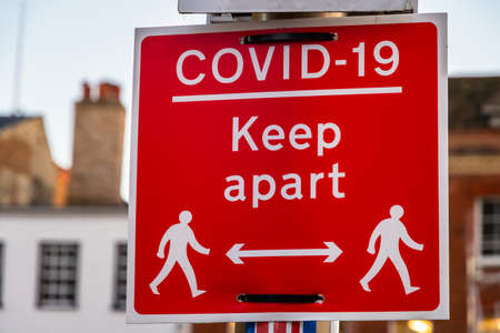 Covid-19 mantener aparte el cartel rojo para fomentar el distanciamiento social, Cambridge