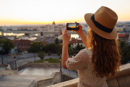 Reizen Europa jonge vrouw geniet van zonsopgang, het concept van reistoerisme, vakantie en vrijheid