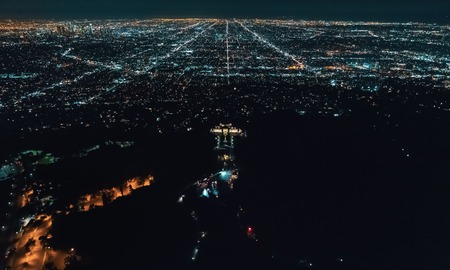 Vista aérea da paisagem urbana de Los Angeles por trás do Griffith Park