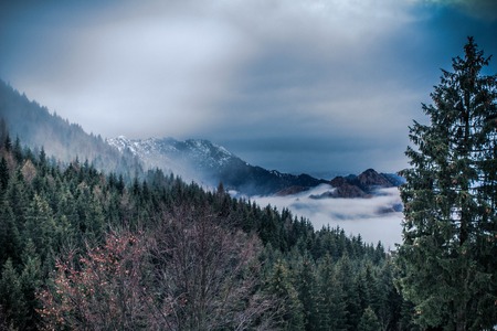 Majestueuze zonsondergang in het besneeuwde berglandschap Stockfoto