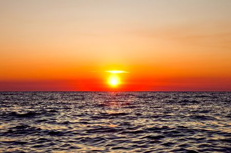 Puesta de sol rojo en el mar negro 