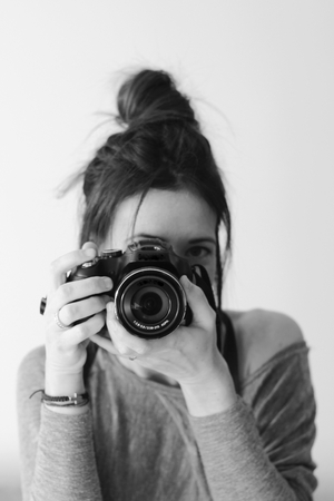 Młode samice fotograf z aparatem na miękkim tle zrobieniem zdjęcia z jej całkiem nowego urządzenia Zdjęcie Seryjne