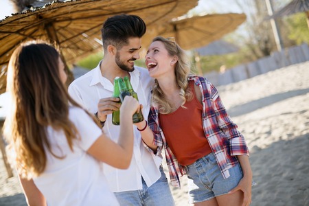 feliz grupo de jóvenes que se divierten en la playa