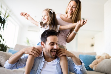 Familia feliz divirtiéndose en casa