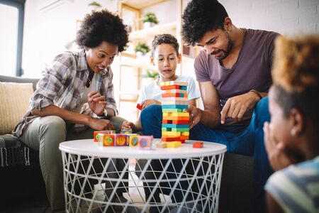 Familia feliz jugando y divirtiéndose juntos en casa.