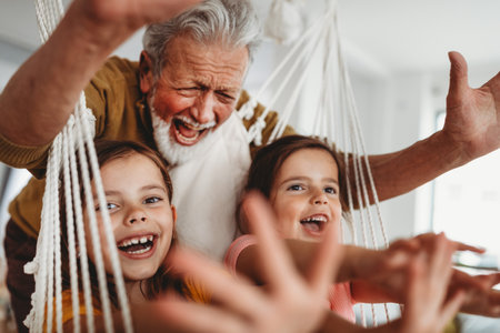 Familia, generación de amor y concepto de personas. Abuelo feliz divirtiéndose con los niños en casa Foto de archivo