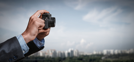 Man met camera in handen. Gemengde media