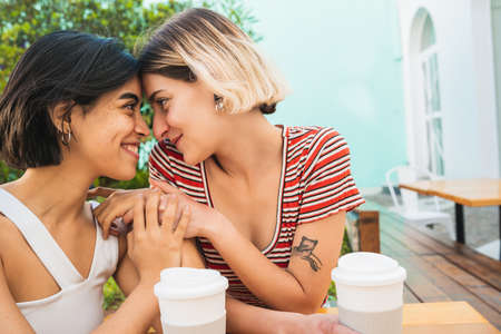 Retrato de una pareja lesbiana amorosa pasando un buen rato juntos y teniendo una cita en la cafetería. concepto LGBT.