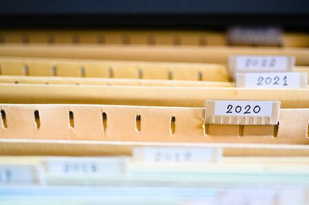 Documentos del año 2020 colocados en un archivador en la oficina.