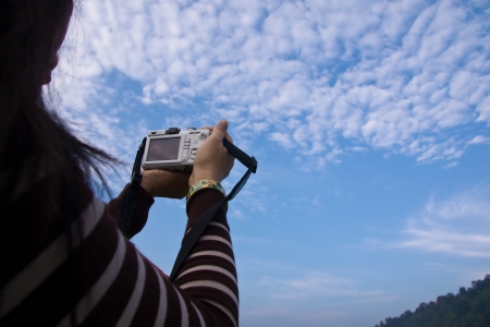 vrouw werd gefotografeerd blauwe lucht en witte wolken