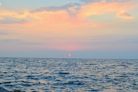 Salida del sol sobre el mar en Grecia