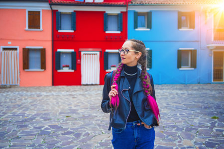 Mujer viajera feliz divirtiéndose cerca de casas coloridas en la isla de Burano en la laguna veneciana. Concepto de viajes y vacaciones en Italia. Momentos de viaje de estilo de vida en la hermosa ciudad italiana Foto de archivo