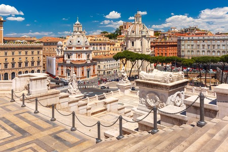 Piazza Venezia, ruinas antiguas del foro de Trajan, columna de Trajan e iglesias Santa Maria di Loreto y el más santo nombre de Maria según lo visto del altar de la patria en Roma, Italia