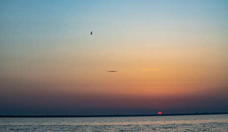 Hermosa puesta de sol roja y naranja sobre el lago. Foto de archivo