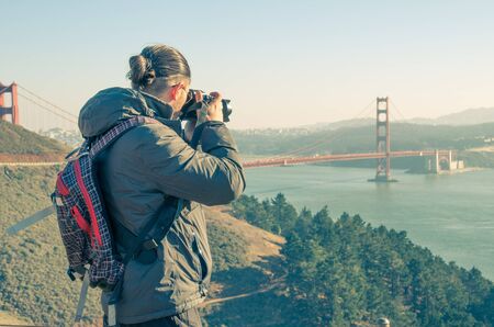 Homem fotografando a paisagem urbana de São Francisco a partir de Twin Peaks Banco de Imagens