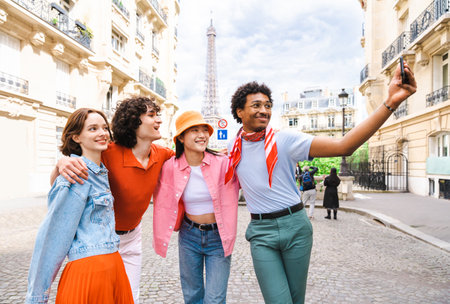 Grupo de jóvenes amigos felices visitando parís y la torre eiffel, el área de trocadero y el río sena - grupo multicultural de turistas visitando la capital de francia Foto de archivo