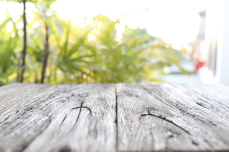 Textura de la superficie de la mesa de madera con vista a la naturaleza