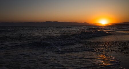 Hermoso paisaje de mar al atardecer ardiente. Impresionante vista del atardecer de verano en la playa. Foto de archivo