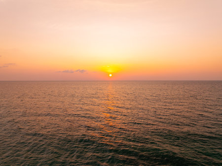 Luz del atardecer o del amanecer sobre el fondo del cielo colorido del paisaje increíble del mar