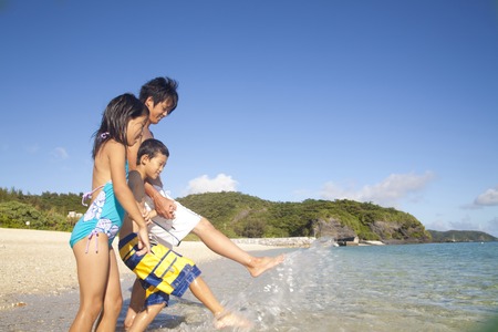 Padre e hijo con el agua en la playa