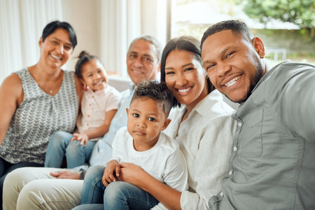 Generaciones de padres amorosos. retrato de una familia con sus abuelos uniéndose en el sofá de casa.