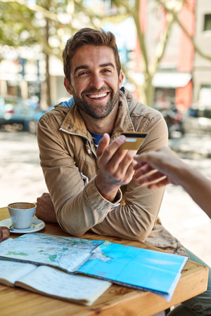 Pagando su propio camino, un turista feliz pagando su café en una cafetería en la acera