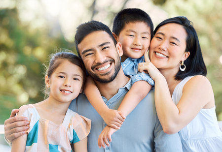 No importa dónde estemos sino a quién tenemos. una familia feliz pasando tiempo juntos en un jardín.