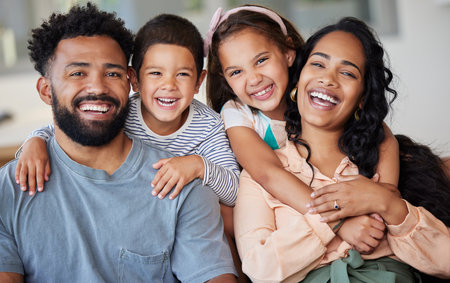 La familia siempre es lo primero. una familia joven relajándose juntos en casa.