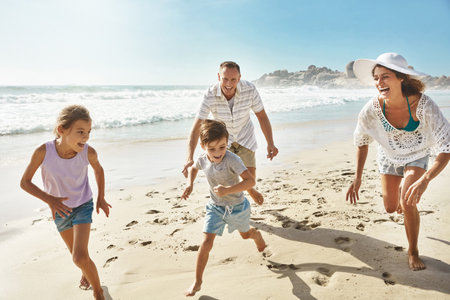 Es imposible que alguien se aburra en la playa. una familia disfrutando de un tiempo de calidad juntos en la playa.