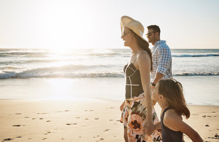 Siempre es un buen día en la playa una pareja en la playa con su hija pequeña Foto de archivo