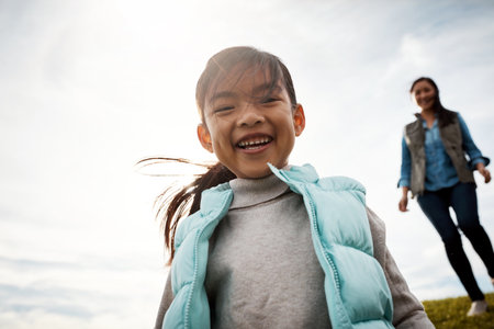 Me encanta el aire libre, una niña adorable que sale a caminar con su mamá.