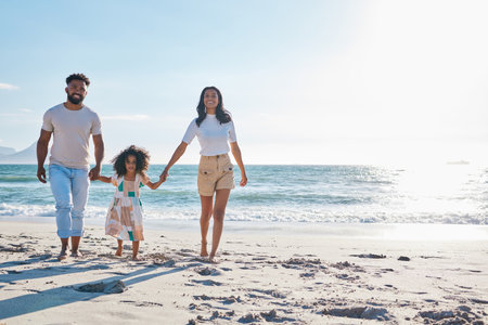 Familia tomados de la mano con padres e hijos en viajes a la playa y personas caminando juntas en la arena y espacio de maqueta amor cuidado y hombre con mujer y niña turismo al aire libre y vacaciones en México