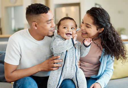 Sonríe a la familia y al bebé en la sala de estar de casa, uniéndose y divirtiéndose en casa, padre, madre y recién nacido en el sofá, felices y relajados con el cuidado de los niños y disfrutando de tiempo de calidad junto con felicidad Foto de archivo