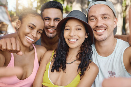 Amigos acampando en la naturaleza y viajes selfie con diversidad y unión grupo de personas en el bosque y retrato verano diversión y felicidad hombres y mujeres sonríen en la memoria de la imagen y se relajan al aire libre