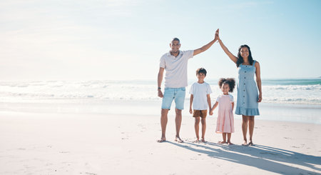 Apoyo, playa y retrato de padres e hijos en vacaciones, tiempo de calidad y vacaciones en la naturaleza. familia feliz, viajes y madre, padre e hijos se relajan junto al océano en busca de amor, refugio y cuidado de niños