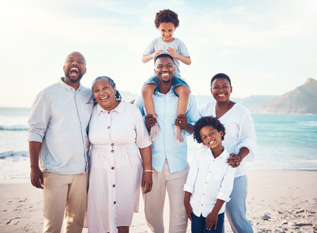 Sonrisa de viaje y retrato de una familia negra en la playa para unas felices vacaciones de verano y vínculos en vacaciones, un viaje de vacaciones relajante y generaciones con padres e hijos para disfrutar de un tiempo de calidad, sol y diversión