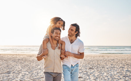 Pareja a cuestas y relájese con la familia en la playa para recibir apoyo durante las vacaciones junto al mar y maquetas de viaje, vacaciones de verano y amor con hombres y niños en la naturaleza para la felicidad lgbtq y la unión