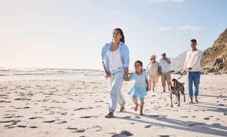 Playa familiar y paseos al aire libre con un perro en verano para divertirse, libertad y vacaciones, personas, niños y una mascota viajan juntos en la arena del mar de vacaciones con espacio, amor y felicidad en la naturaleza