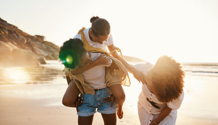 Atardecer en la playa y paseo divertido a cuestas con amigos y reunión en unas vacaciones sociales, aventura al aire libre y bienestar veraniego, destellos de sol, libertad y mujeres jóvenes unidas en una caminata o viaje por la naturaleza